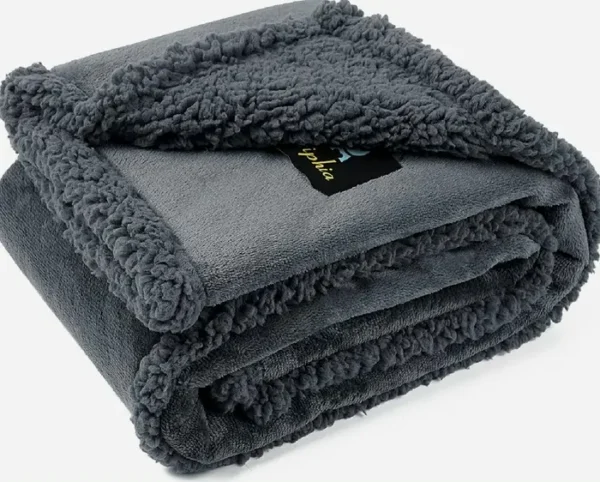 Liquid-proof Animal Blanket – Two-sided Fleece Protector